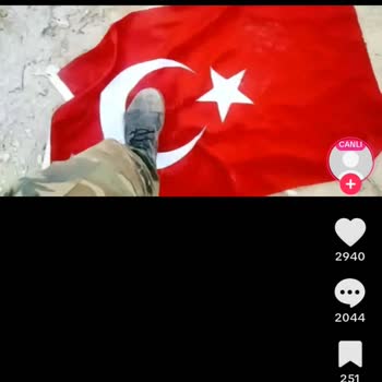 TikTok Vatana Küfür Edip Bayrağa Ayağı İle Basıyor