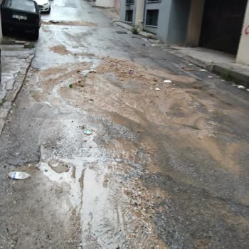 İzmir Büyükşehir Belediyesi Asfalt Bozuk Bende Temiz Bir Sokakta Uyanmak İstiyorum