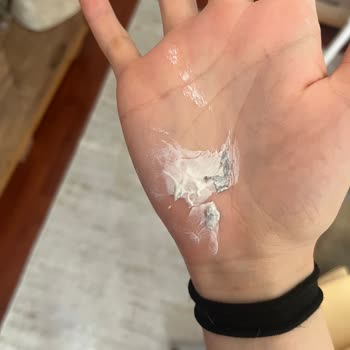 Cosmed Dry Touch Güneş Kremi Küf Benzeri Yeşil Kalıntı