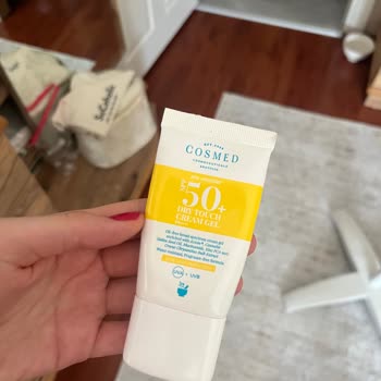 Cosmed Dry Touch Güneş Kremi Küf Benzeri Yeşil Kalıntı