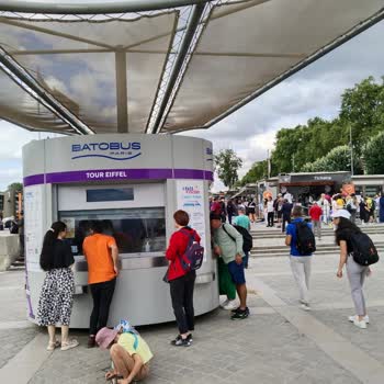 Eyfel Tur - Batobus Paris / France