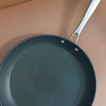 Karaca Züccaciye Karaca Bio Diamond Pro İndüksiyon Tava 30 Cm Şikayet Yapıştırıyor