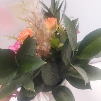 Lilyana Flowers Özenli Olmayan Çiçek Gönderimi