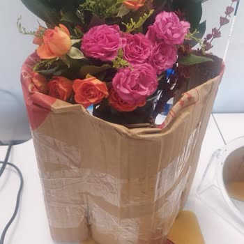 Lilyana Flowers Özenli Olmayan Çiçek Gönderimi