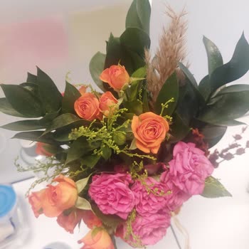 Lilyana Flowers Özenli Olmayan Çiçek Gönderimi