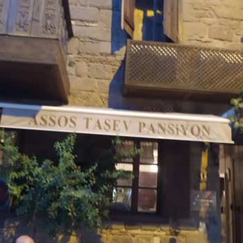 Assos Taş Ev Pansiyon Kötü Bir İşletme Olması