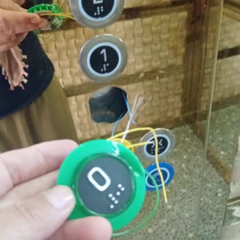 Horoz Lojistik Taşımada Kırılan Asansör Düğmesi