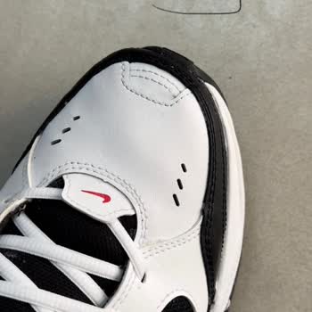 In Street Nike Air Monarch Deri Hatası