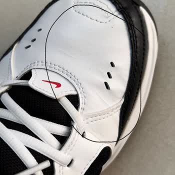 In Street Nike Air Monarch Deri Hatası