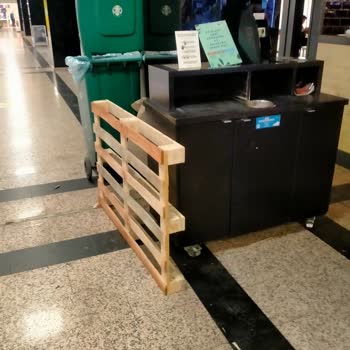 Starbucks Coffee Yüzünden Çocuğumun Üzerine Palet Düştü