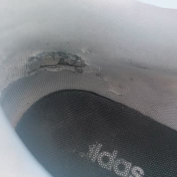 Adidas Markasının Ürününe Sahip Çıkmaması.