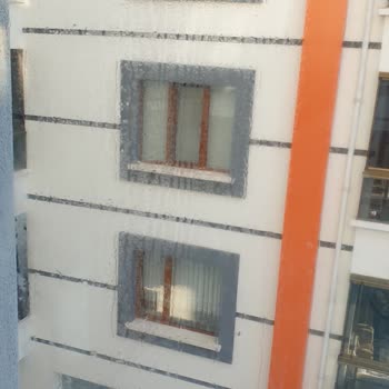 Egepen Isı Cam İçine Su Alıyor Ve Buhar Yapıyor.