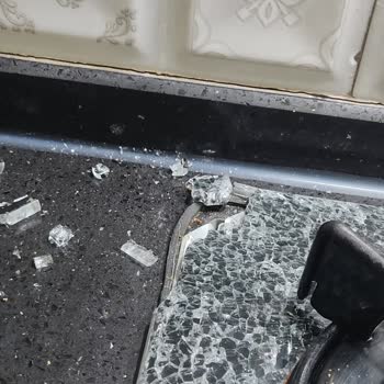 Oscar Ocağın Camı Patladı