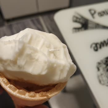 Dondo Dondurma Kesme Dondurmadan Beyaz Bir Plastik Parça Çıktı