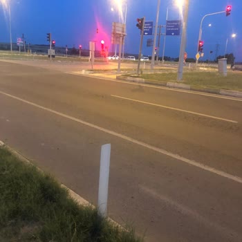 İstanbul Seyahat İşlek Yolda Otobanda Araçtan İndirildim
