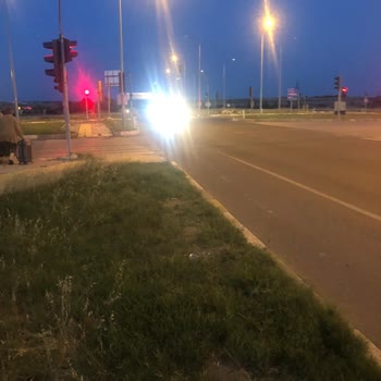 İstanbul Seyahat İşlek Yolda Otobanda Araçtan İndirildim