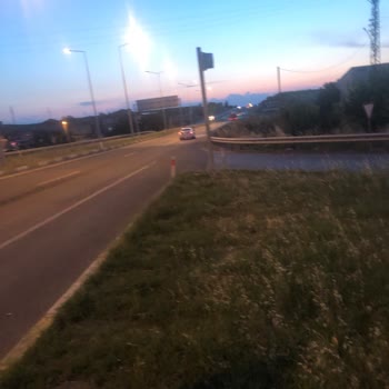 İstanbul Seyahat İşlek Yolda Otobanda Araçtan İndirildim