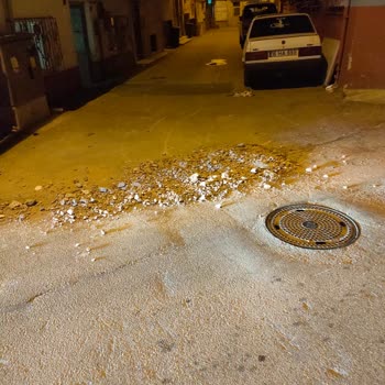 Osmangazi Belediyesi Sokakta Zemin Göçmesini Israrla Görmüyorlar