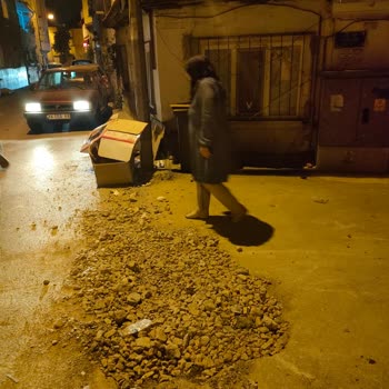 Osmangazi Belediyesi Sokakta Zemin Göçmesini Israrla Görmüyorlar