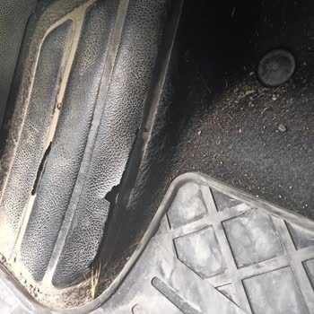 Renault Clio 5 Arabamın Taban Halısı Yırtıldı Ve Direksiyon Derisi Soyuluyor