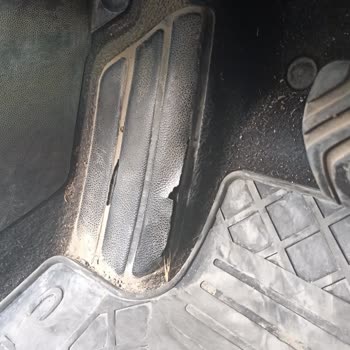 Renault Clio 5 Arabamın Taban Halısı Yırtıldı Ve Direksiyon Derisi Soyuluyor