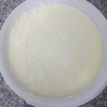 Enka Süt Bozulmuş Ve Kötü Görünümlü Yoğurt