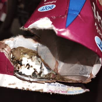 BİM Dost Kakaolu Süt Kutusunda Çok Kötü Bilinmeyen Tortular Çıktı