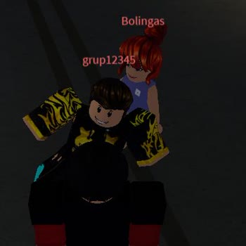 ROBLOX Kendi Karakterimi Normal Bir Şekil Ama Başkası Farklı Görüyor.