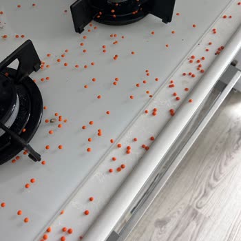 BİM Patlak Gıda Paketini Bantlayarak Satması