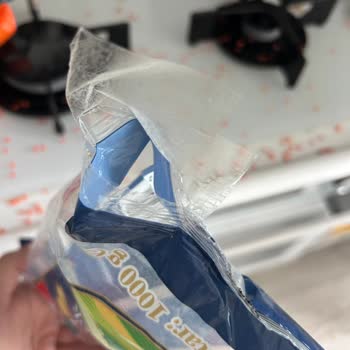 BİM Patlak Gıda Paketini Bantlayarak Satması