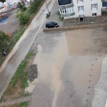 Oltu Belediyesi Yağmur Yağınca Apartman Etrafı Göl Oluyor.