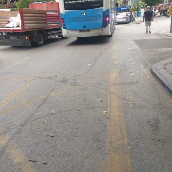 ABB Özel Halk Otobüsü Yolcuyu Düşürüyordu.