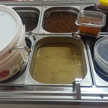 Çapan Et Market (Arnavutköy) Sinekler Girmiş Gıdaların İçine