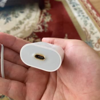 Apple 20W Hızlı Şarj Adaptörünün Yanması