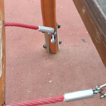 İzmir Büyükşehir Belediyesi Çocuk Parkındaki Tehlike