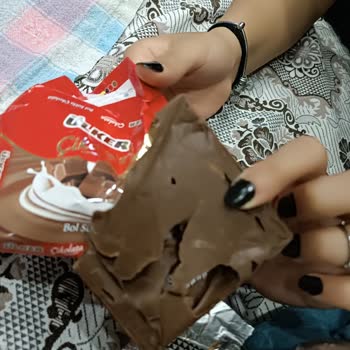 Ülker Çikolata Yarım Paketlenmiş, Bir De Karelere Ayrılmamış
