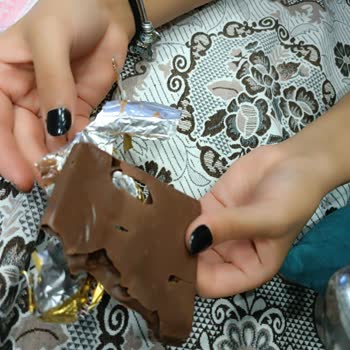 Ülker Çikolata Yarım Paketlenmiş, Bir De Karelere Ayrılmamış