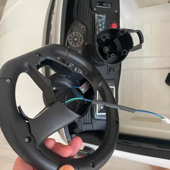 Audi Akülü Araç Direksiyon Parçalandı Kumanda Tuşları Söküldü