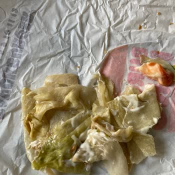 Burger King Bayat Marul Koymuş Ekmeklerin Arasına