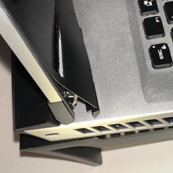 Monster Notebook Tulpar T7 V25.1 Monitör Şişmesi (1 Yılı Dolmadan)