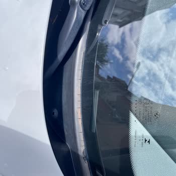 BMW Ön Cam Fitili Deformesi