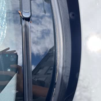 BMW Ön Cam Fitili Deformesi