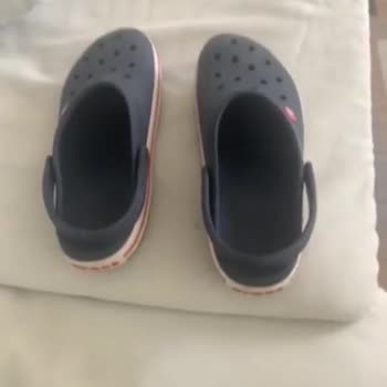 Crocs Terlik Güneşte Küçülüyor