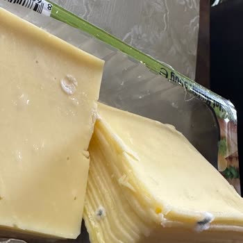 Şok Marketler Küflü Kaşar Peyniri