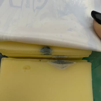 File Market Harras Marka Kaşar Peynirinin Küflü Satılması