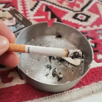 Marlboro Sigaradan Odun Parçası Çıkıyor