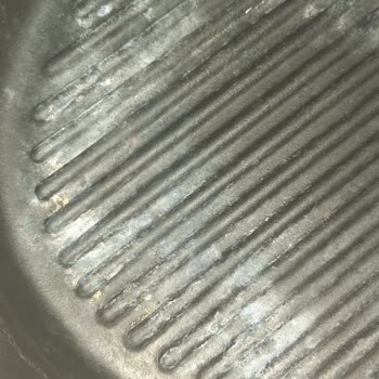 Lava Markalı Izgara Tavanın Yüzeyin De Beyaz Beyaz Lekeler Oluştu