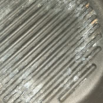 Lava Markalı Izgara Tavanın Yüzeyin De Beyaz Beyaz Lekeler Oluştu