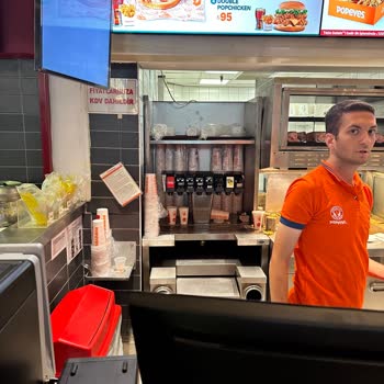Popeyes Soğuk İce Tea Nin Suya Yakın Olması