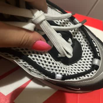 Sneaks Up Yeni Ayakkabının Yırtılması